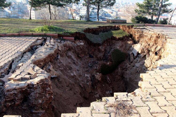 Gaziantep'te deprem sonrası 3 dev çukur oluştu 2