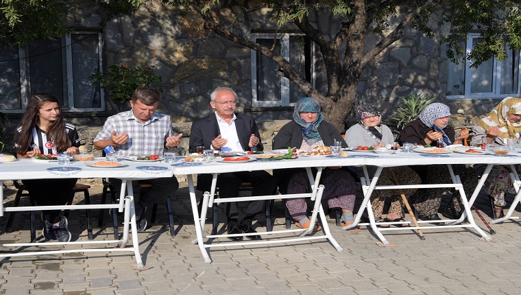 Kılıçdaroğlu Adalet Kurultayı'nın son gününde köylülerle kahvaltı y