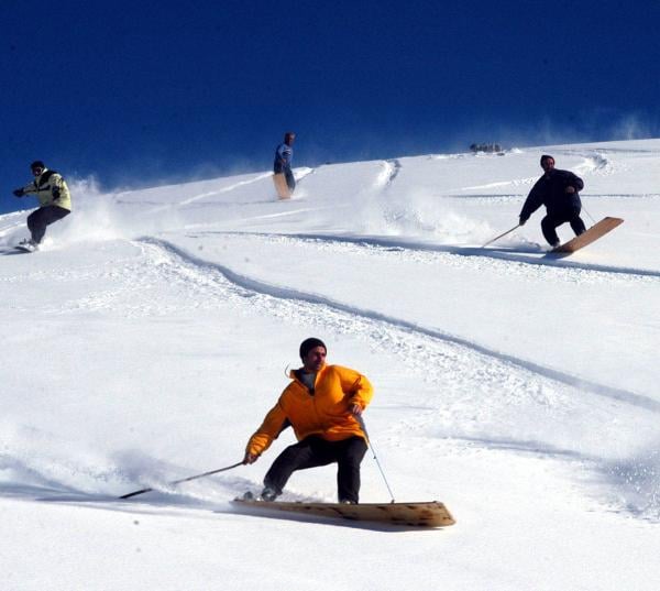 Kar yağdı, köylülerin tahtalı kayak eğlencesi başladı