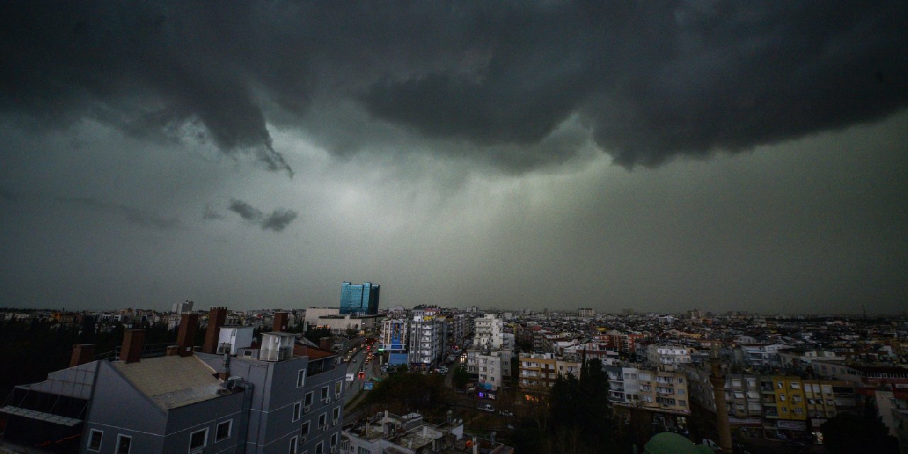 Antalya'da gündüz gece karanlığına büründü... Dolu yağışı yolları kapadı... Dev dalgalar