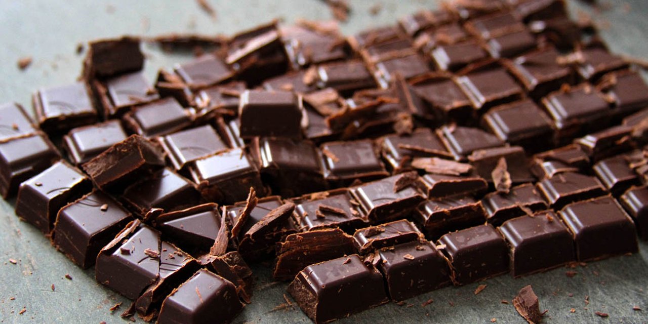 Ем шоколад плитками. Шоколад. Шоколад Горький. Плитка шоколада. Первый шоколад.