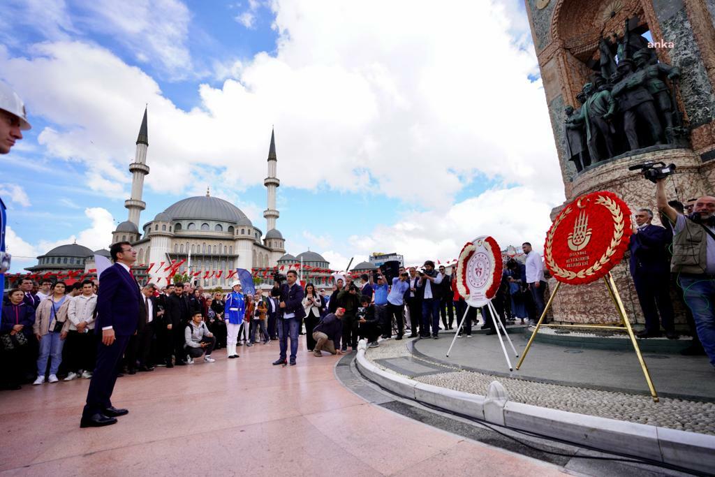 İmamoğlu Taksim'deki Cumhuriyet Anıtı'na çelenk koydu: Bir sürecin  sorumlularıyız