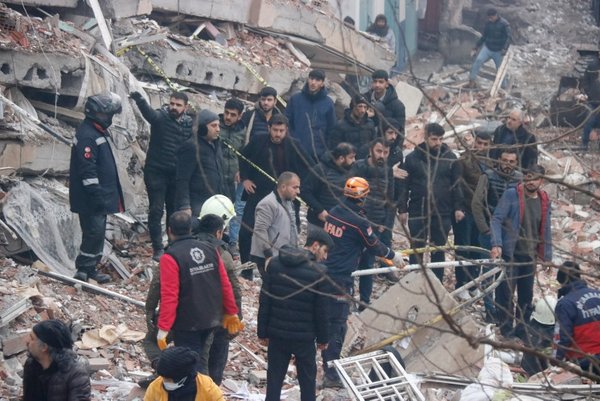 Beşiktaş ve Galatasaray'dan depremzedeler için yardım kampanyası