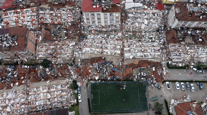 Deprem felaketinde ikinci gün: Can kaybı 2 bin 921