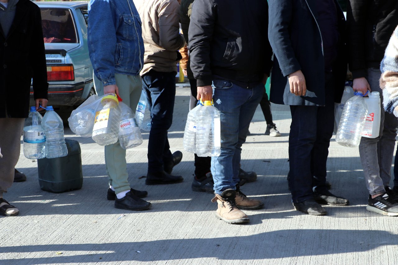 Deprem bölgesinde akaryakıt kuyrukları