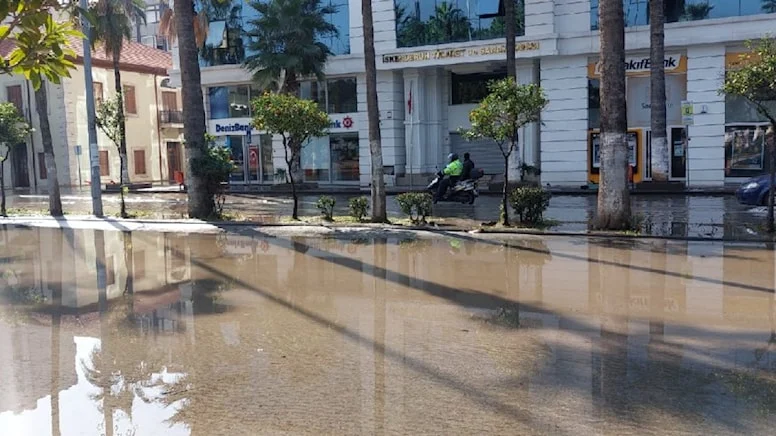 Uzman açıkladı: İskenderun sahilini neden su bastı?