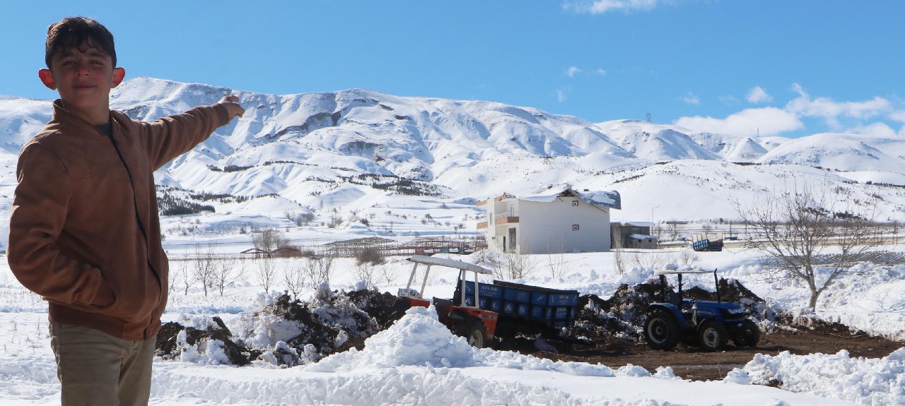 Depremin şiddeti dağı da yardı