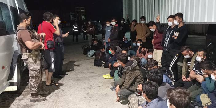 Minibüste balık istifi taşınan 66 kaçak göçmen yakalandı