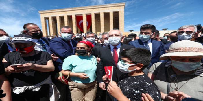 Kılıçdaroğlu, gençlerle birlikte Anıtkabir'i ziyaret etti