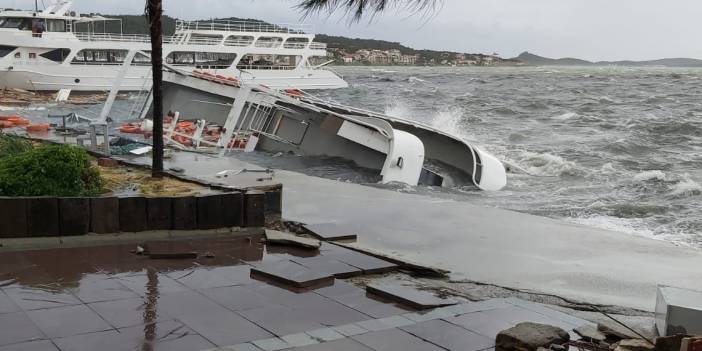 Ayvalık'ta fırtına: Tekneler battı
