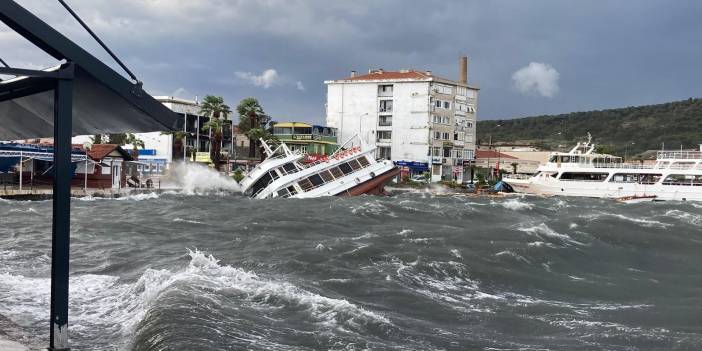 Şiddetli fırtınada 3 katlı binanın çatısı böyle uçtu