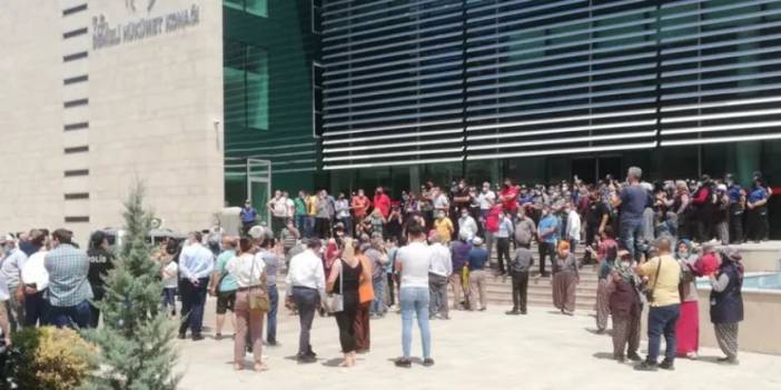 Kekik tarlasına sahip çıkan köylü, Denizli Valiliği önünde oturma eylemi yaptı