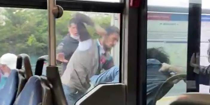 Metrobüste korku dolu anlar: Tekmeler ve yumruklar havada uçuştu