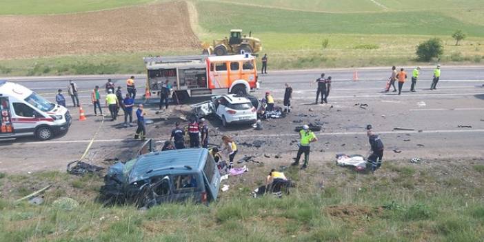 Sivas'ta katliam gibi kaza: 2'si çocuk 9 kişi hayatını kaybetti