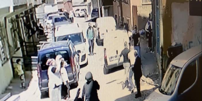 Dehşet anları kamerada: Ev sahibi kiracısını bıçakladı