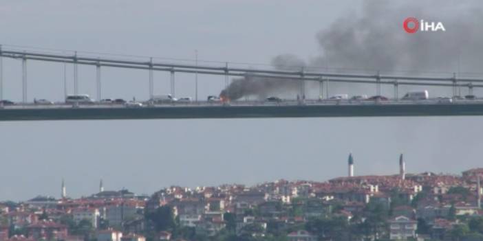 FSM Köprüsü'nde otomobil alev alev yandı: Trafik kilit