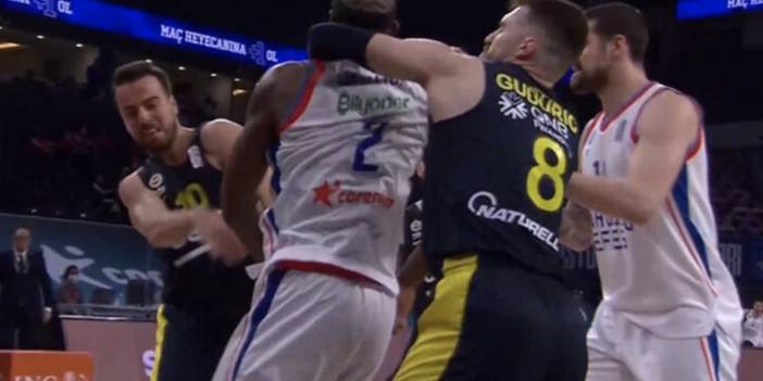 Anadolu Efes - Fenerbahçe Beko maçında ortalık karıştı! 8 diskalifiye...