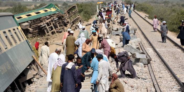 Pakistan’da iki yolcu treni çarpıştı: 30 ölü, 50 yaralı