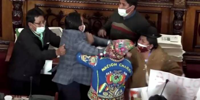 Bolivya Kongresi'nde milletvekillerinden yumruklu kavga