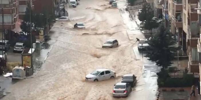 Ankara'da sel; otomobiller ve çöp konteynerleri sürüklendi