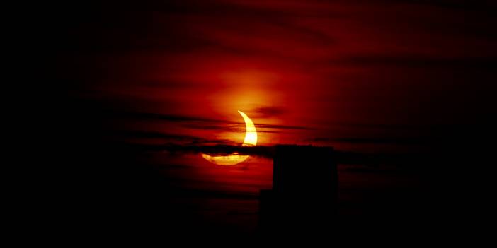 ABD'nin New York şehrinde güneş tutulması: Kızıl halka büyüledi