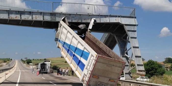Damperi açık kalan kamyon üst geçide çarptı