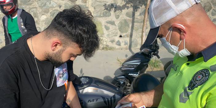 Trafikte tehlikeli anlar: Kız arkadaşıyla motorda yer değiştirdi