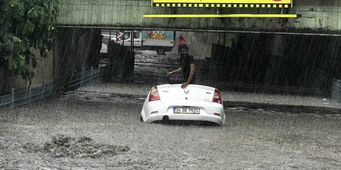 İstanbul'da sağanak yağış: Alt geçitte mahsur kaldı