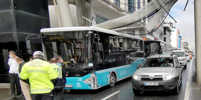Avcılar'da üst geçidin altındaki elektrik kabloları halk otobüsünün üstüne devrildi