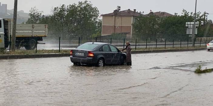 Karabük’te sağanak sonrası yollar göle döndü