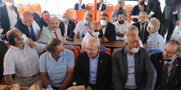 Kılıçdaroğlu, vatandaşlarla vapurda balık ekmek yedi
