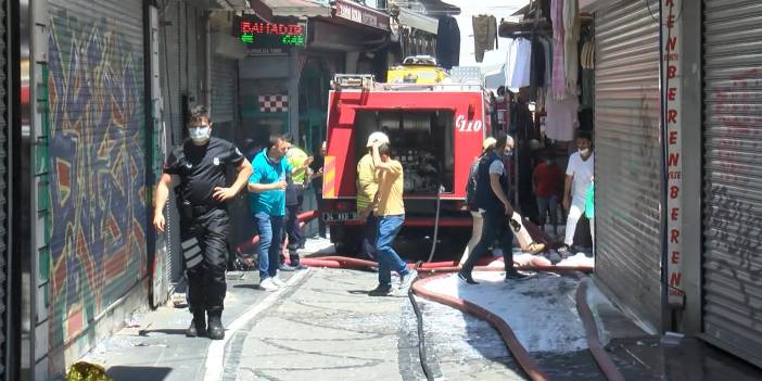 Fatih'te oyuncak deposunda yangın