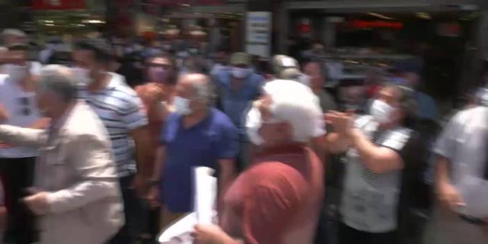 Otobüs parası olmadığı için yürüdüler, emeklinin zam açıklamasına polis engeli: Bir emekli gözaltına alındı