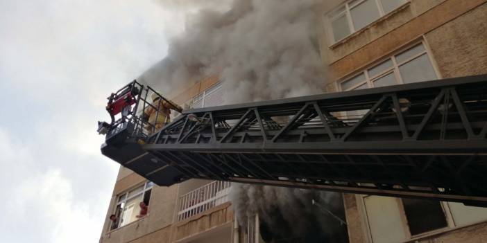 Kadıköy'de 4 katlı binada yangın: 1 ölü