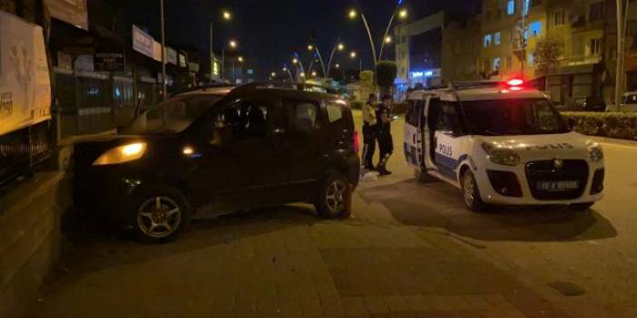 Polisin 'dur' ihtarına uymayan sürücü, mezarlık duvarına çarptı