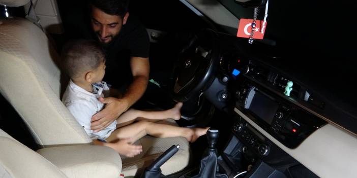 Kaybolan çocuk, 5.5 saat sonra otomobilde uyurken bulundu