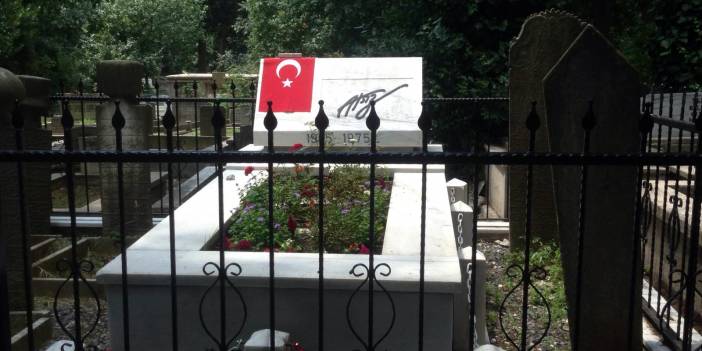 Hüseyin Nihal Atsız'ın mezarındaki bozkurt rölyefi çalındı