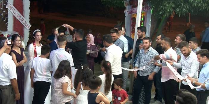 Düğünde damada sürpriz: 50 metrelik para taktılar