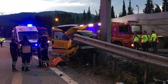 Sakarya'da ticari taksi refüje çarptı: 2 ölü, 5 yaralı
