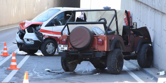 Hayvan ambulansı ile cip çarpıştı: 4 yaralı