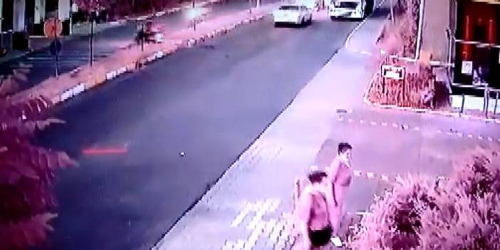 Yaya alanını kullanan moto kuryeye, başka moto kurye çarptı