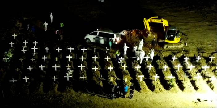 Endonezya'da günlük vaka sayısı 38 bini geçti: Cenazeler böyle defnediliyor
