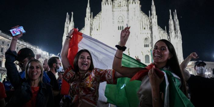 İtalya'da 53 yıl sonra gelen şampiyonluk coşkuyla kutlandı