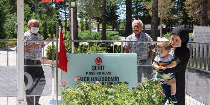 15 Temmuz şehidi Ömer Halisdemir'in mezarına ziyaretçi akını