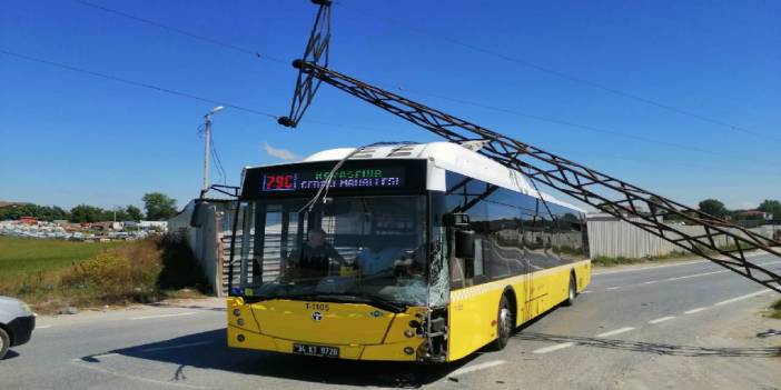Otomobilin çarptığı elektrik direği İETT otobüsünün üstüne devrildi: 3 yaralı