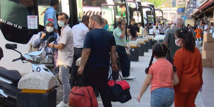 Otogarda bayram yoğunluğu: Biletler fahiş fiyata satılıyor