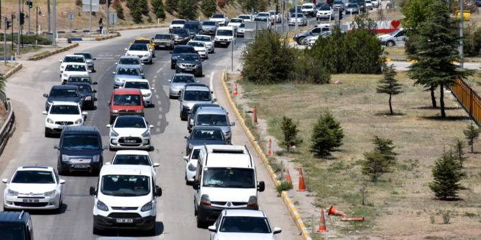 Kilit Kavşak olarak adlandırılan Kırıkkale'de 10 km'lik araç kuyruğu