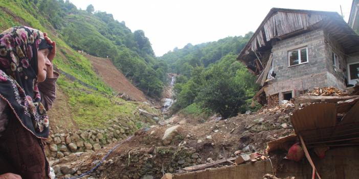 Rize'deki heyelan anbean kamerada: Saniyelerle kurtuldular!
