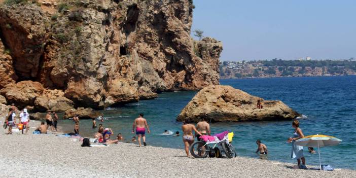 30 metrelik falezden atladı hastanelik oldu