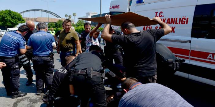 Yaralı polislere kartonlarla gölgelik alan yaptılar